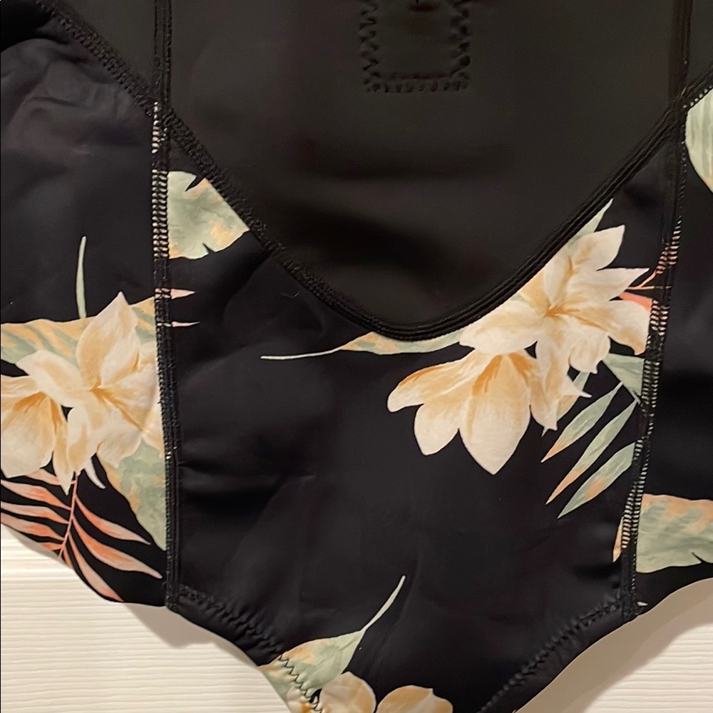Billabong Floral Black Sleeveless wetsuit - Picture 2 of 7